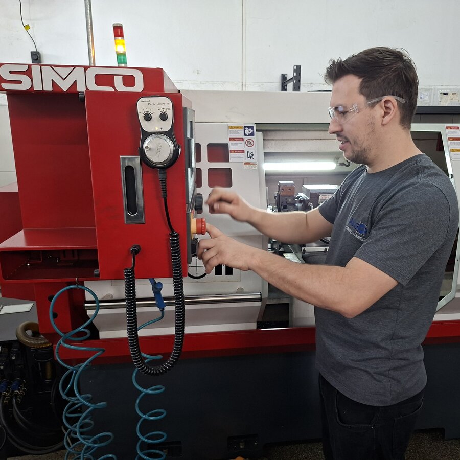 Sócio operando torno CNC Simco ST01 na Algom Usinagem
